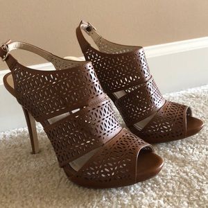 New never worn BCBG Generation brown heels.